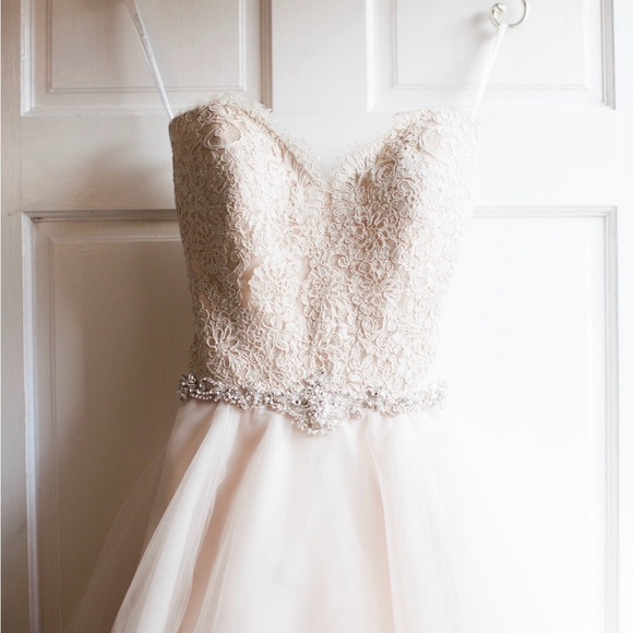 Allure Bridals Dresses & Skirts - Allure Elegant Lace Strapless Wedding Dress